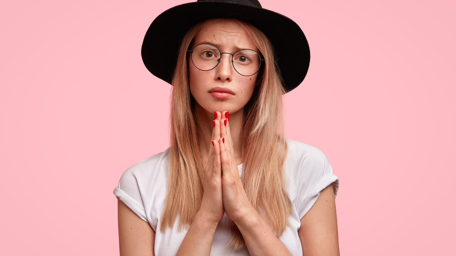 Девушка в черной шляпе умоляет о прощении 