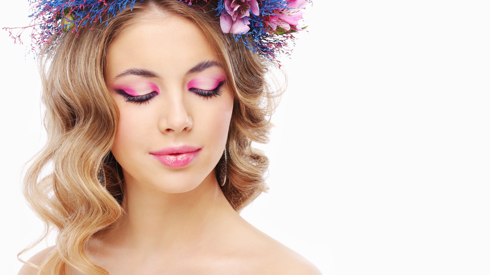 Девушка модель с закрытыми глазами с розовым макияжем на белом фоне