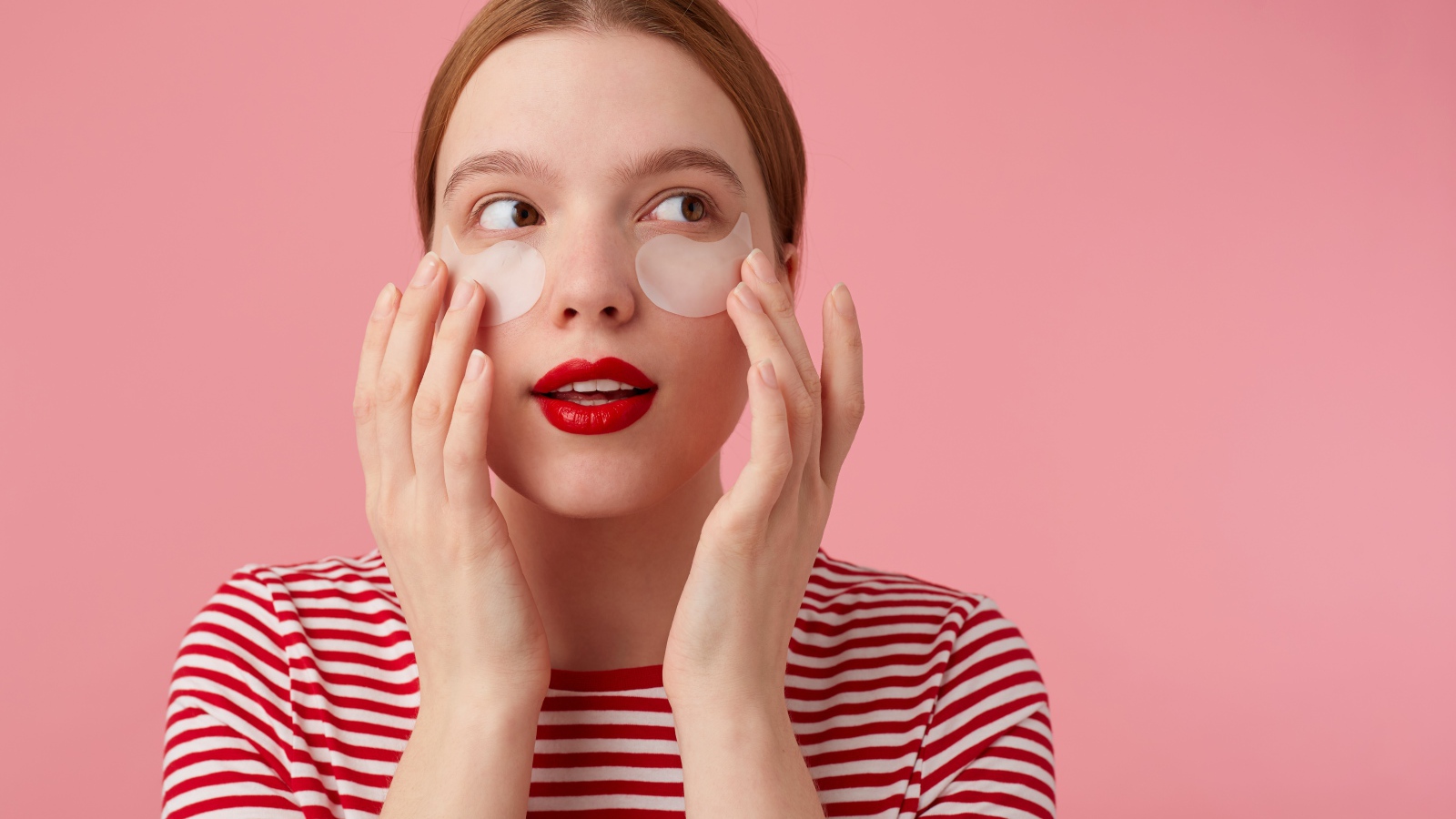 Девушка приклеивает патчи для глаз на лицо 