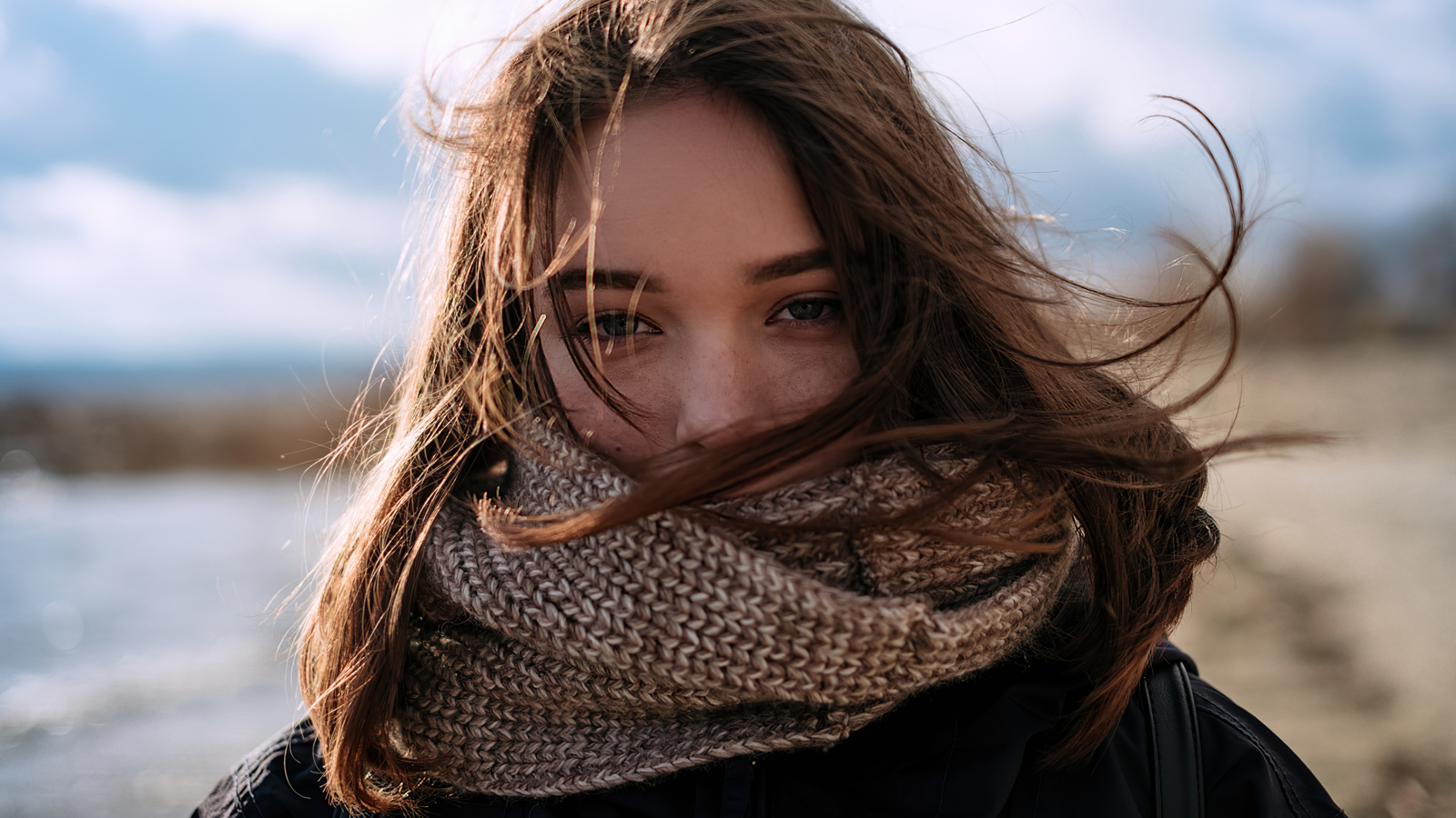 Девушка с теплым вязаным шарфом на лице
