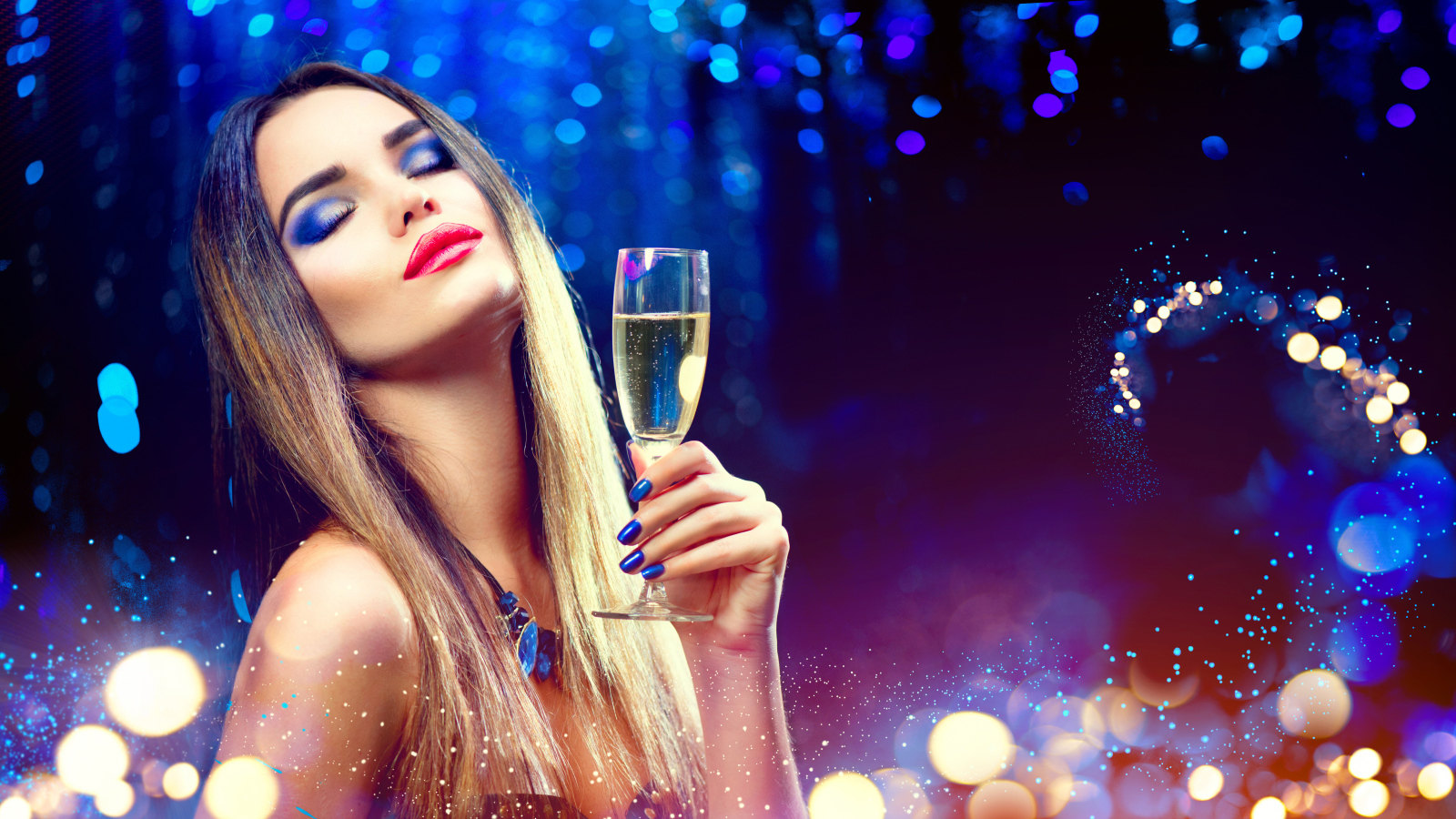 Девушка с закрытыми глазами с ярким макияжем с бокалом шампанского в руке