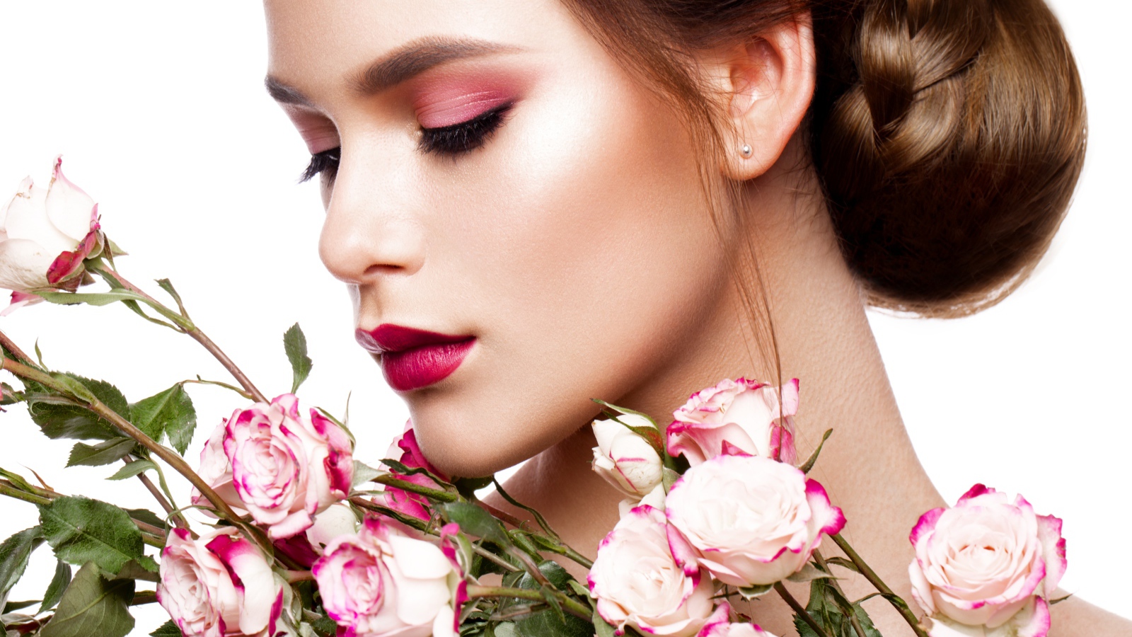Девушка с нежным макияжем с букетом роз в руках