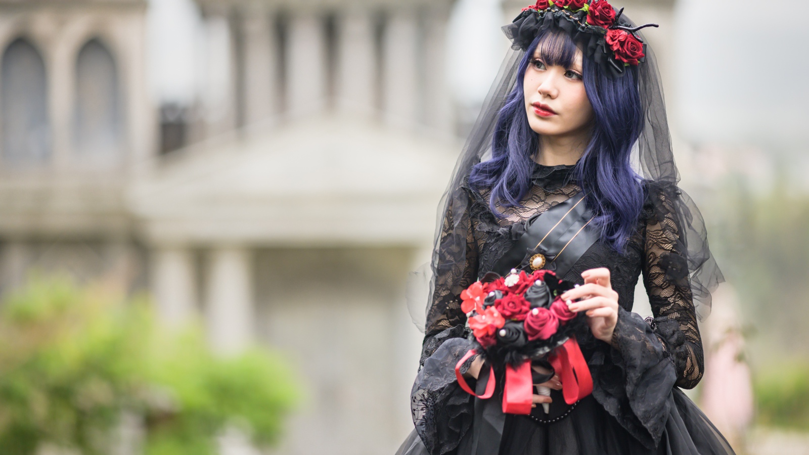 Девушка в черном платье на праздник Хэллоуин 