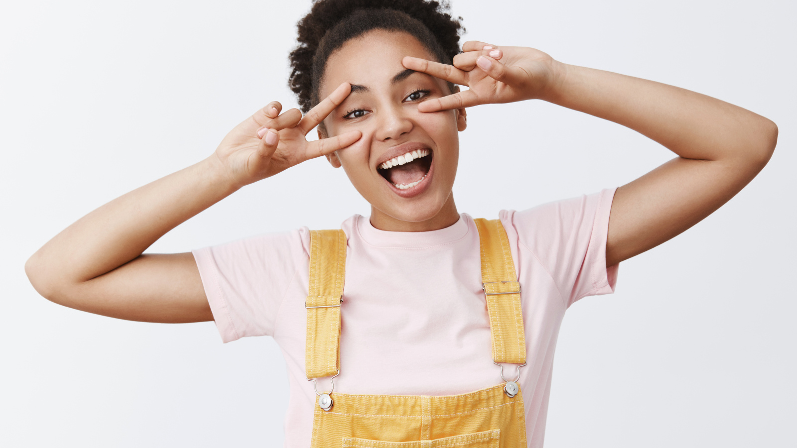 Счастливая девушка с руками у лица 