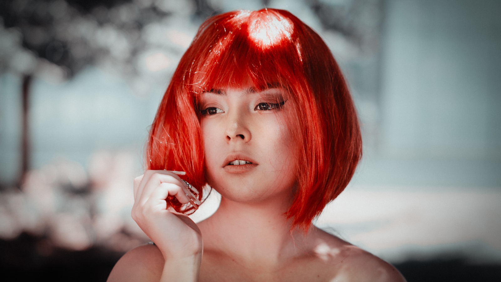 Грустная рыжеволосая девушка с карими глазами