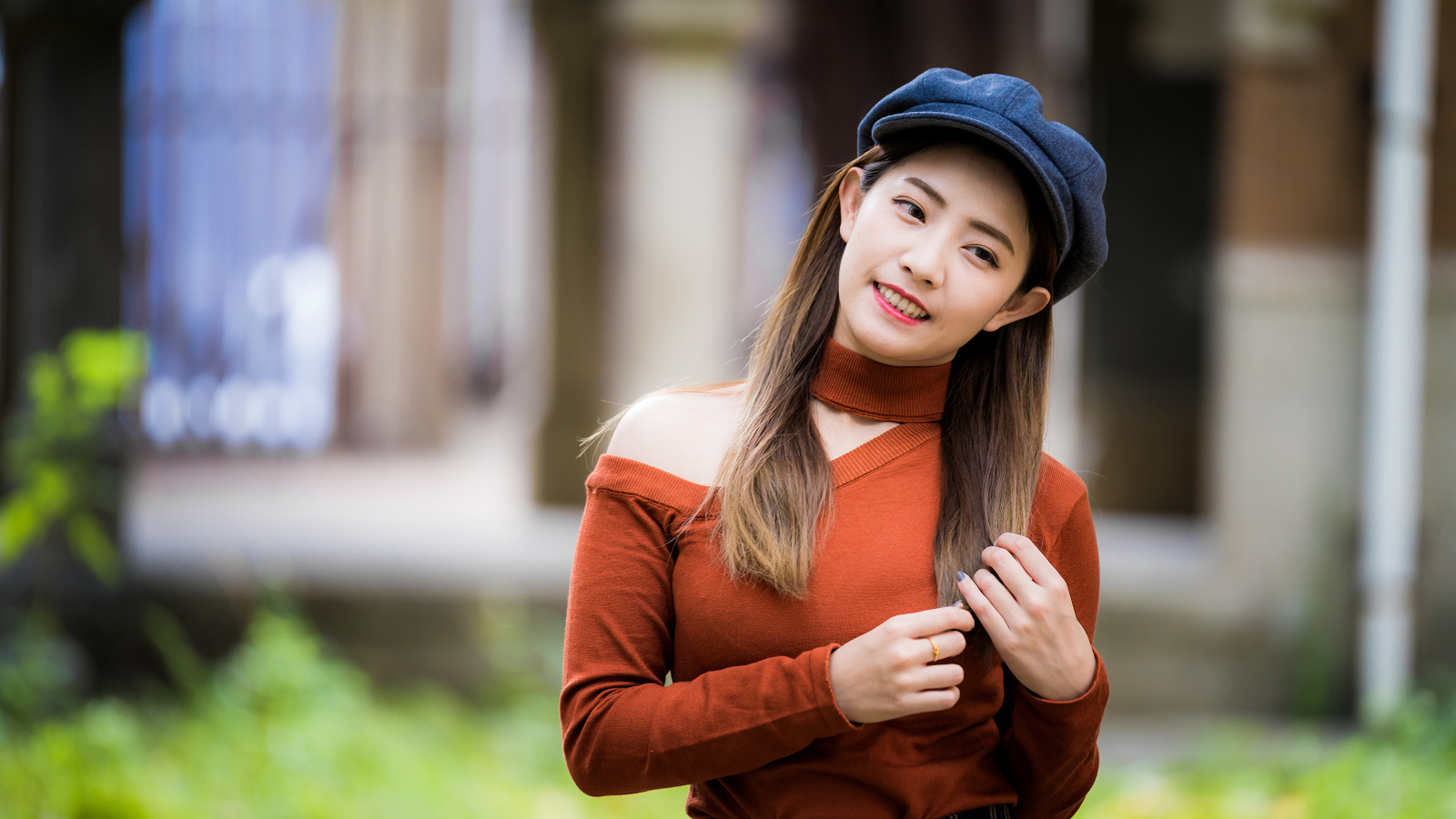 Улыбающаяся азиатка в черной кепке 