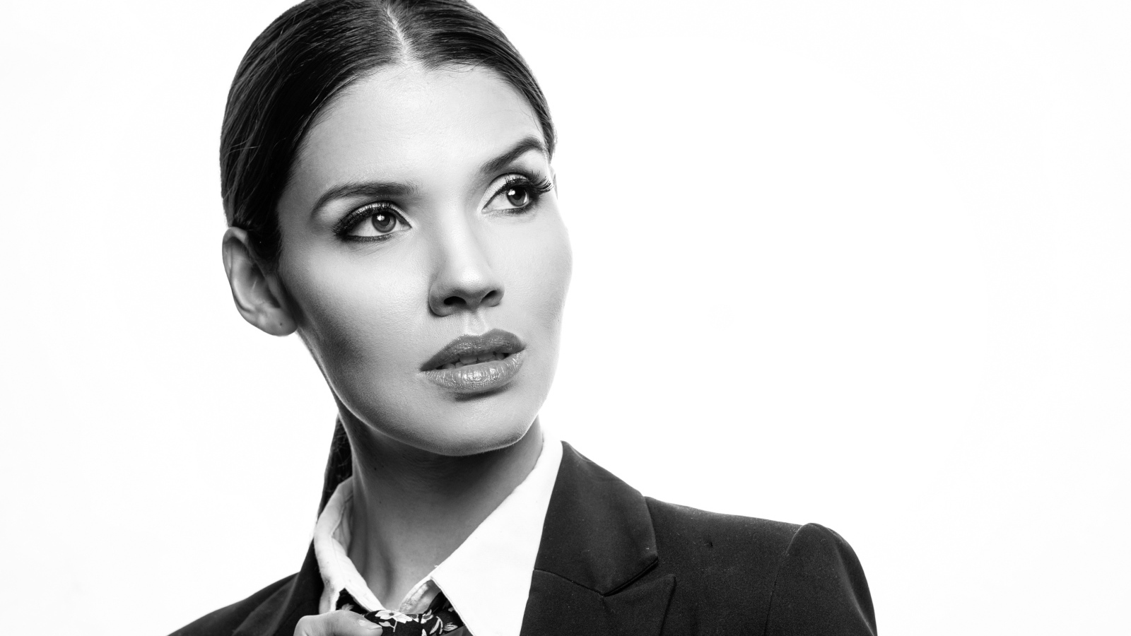 Стильная девушка в костюме на белом фоне