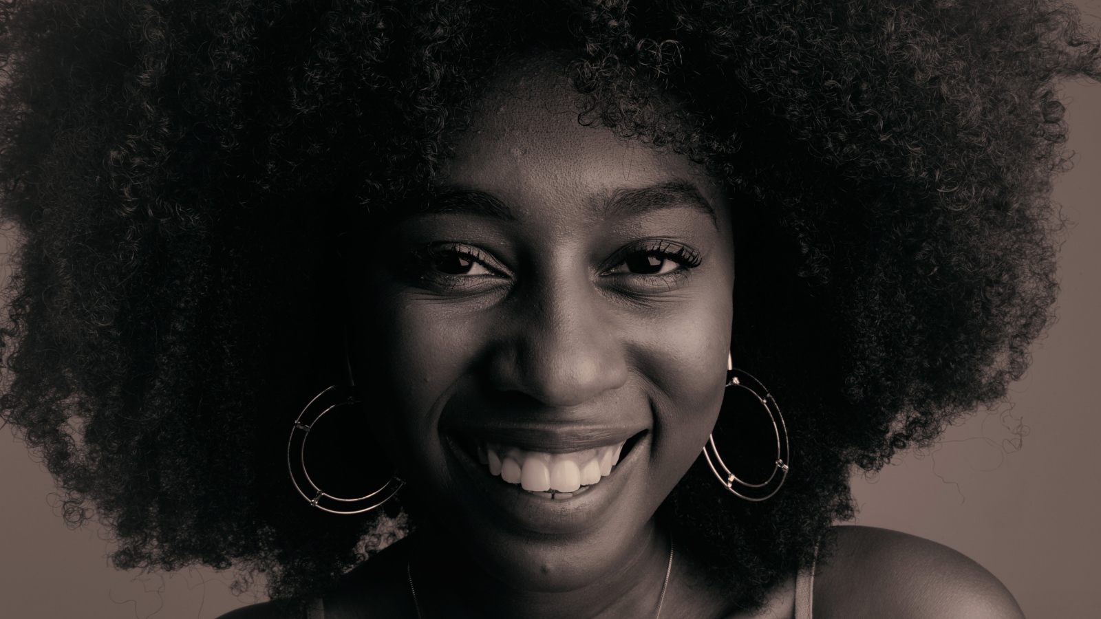 Лицо улыбающейся темнокожей девушки  