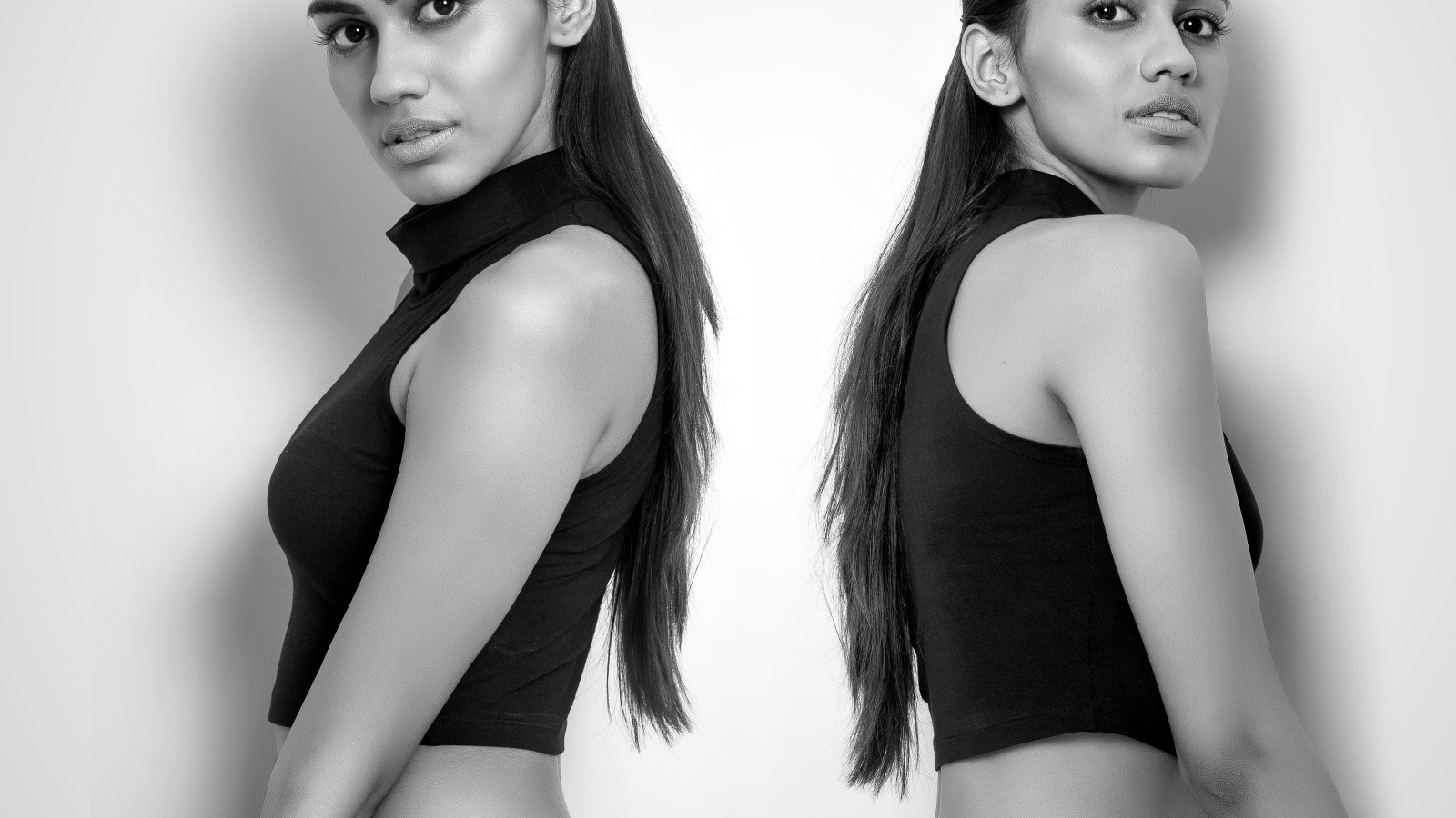 Две девушки сестры - близняшки черно -белое фото 