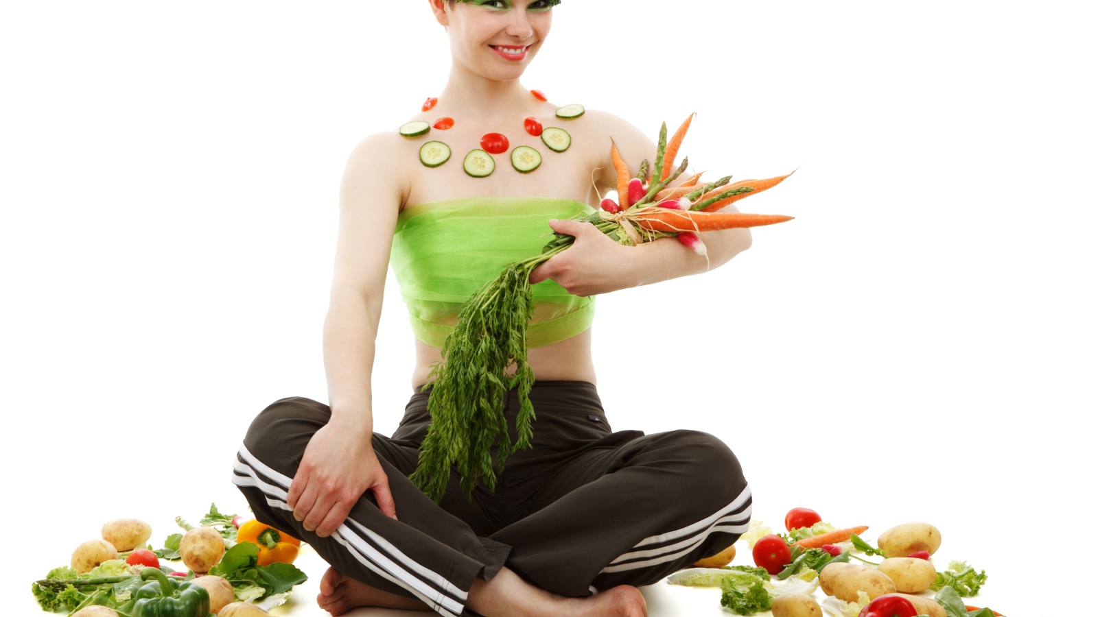 Девушка вегетарианка с овощами на белом фоне