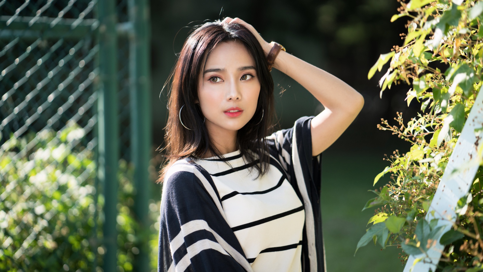 Молодая девушка азиатка с часами на руке