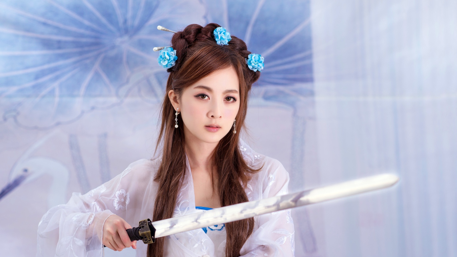 Молодая девушка азиатка с мечом в руках 