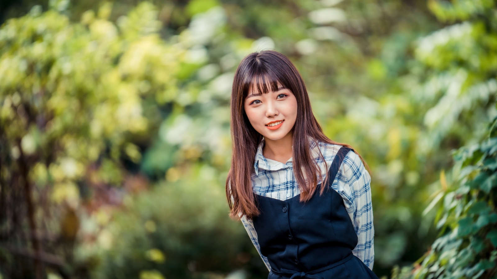 Молодая азиатка в рубашке и черном платье