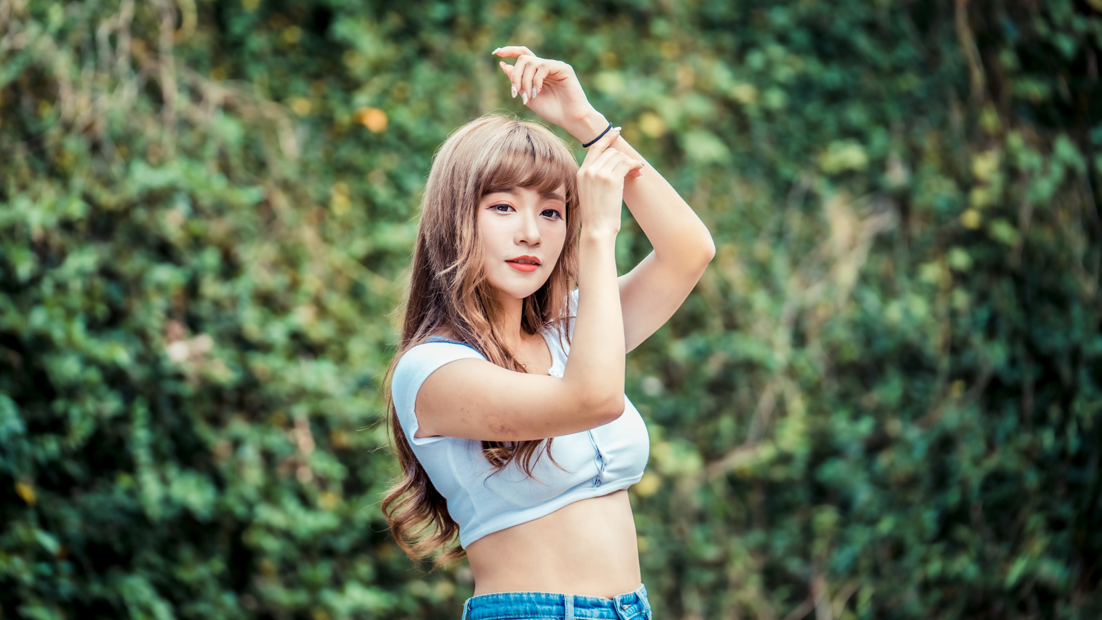 Молодая азиатка подняла руки вверх 