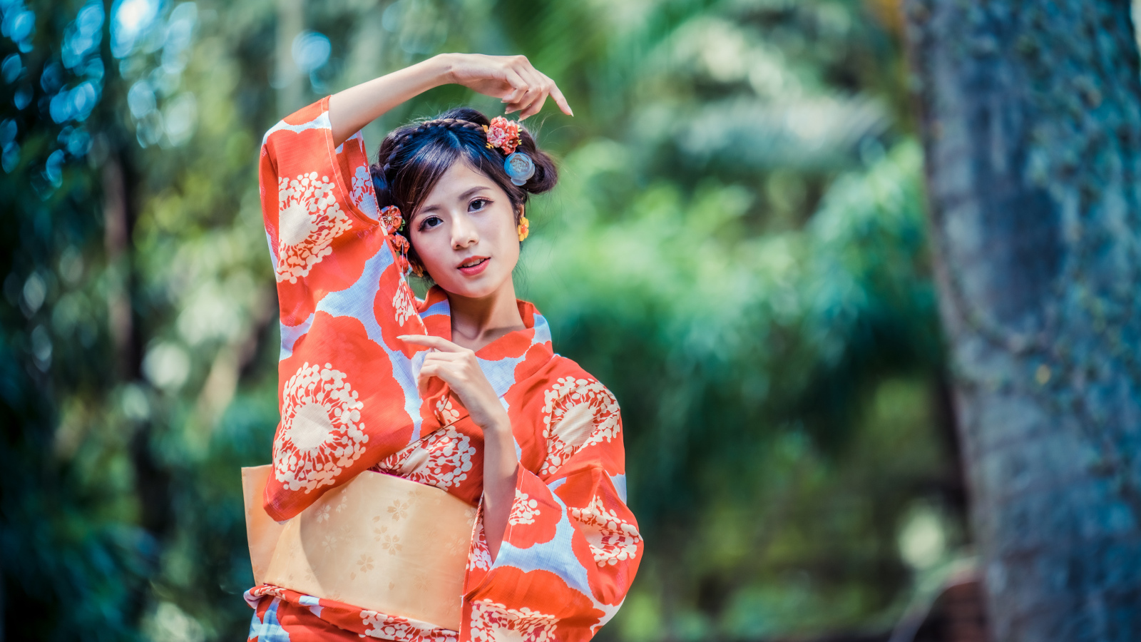 Молодая азиатка в кимоно в парке 