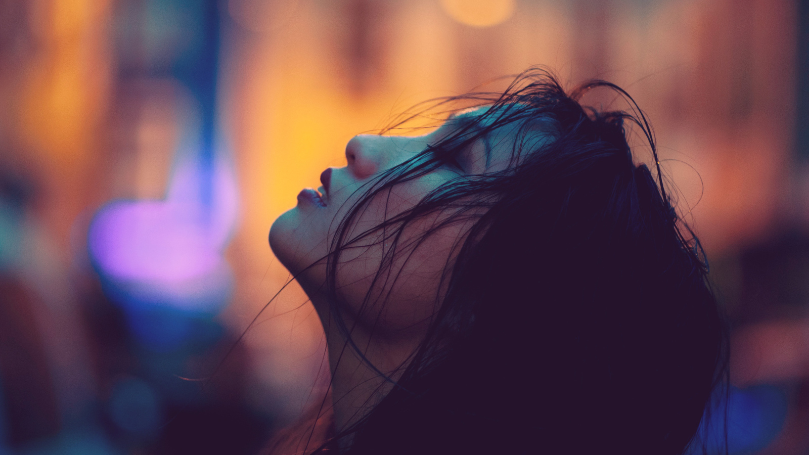 Молодая азиатка с закрытыми глазами с волосами на лице