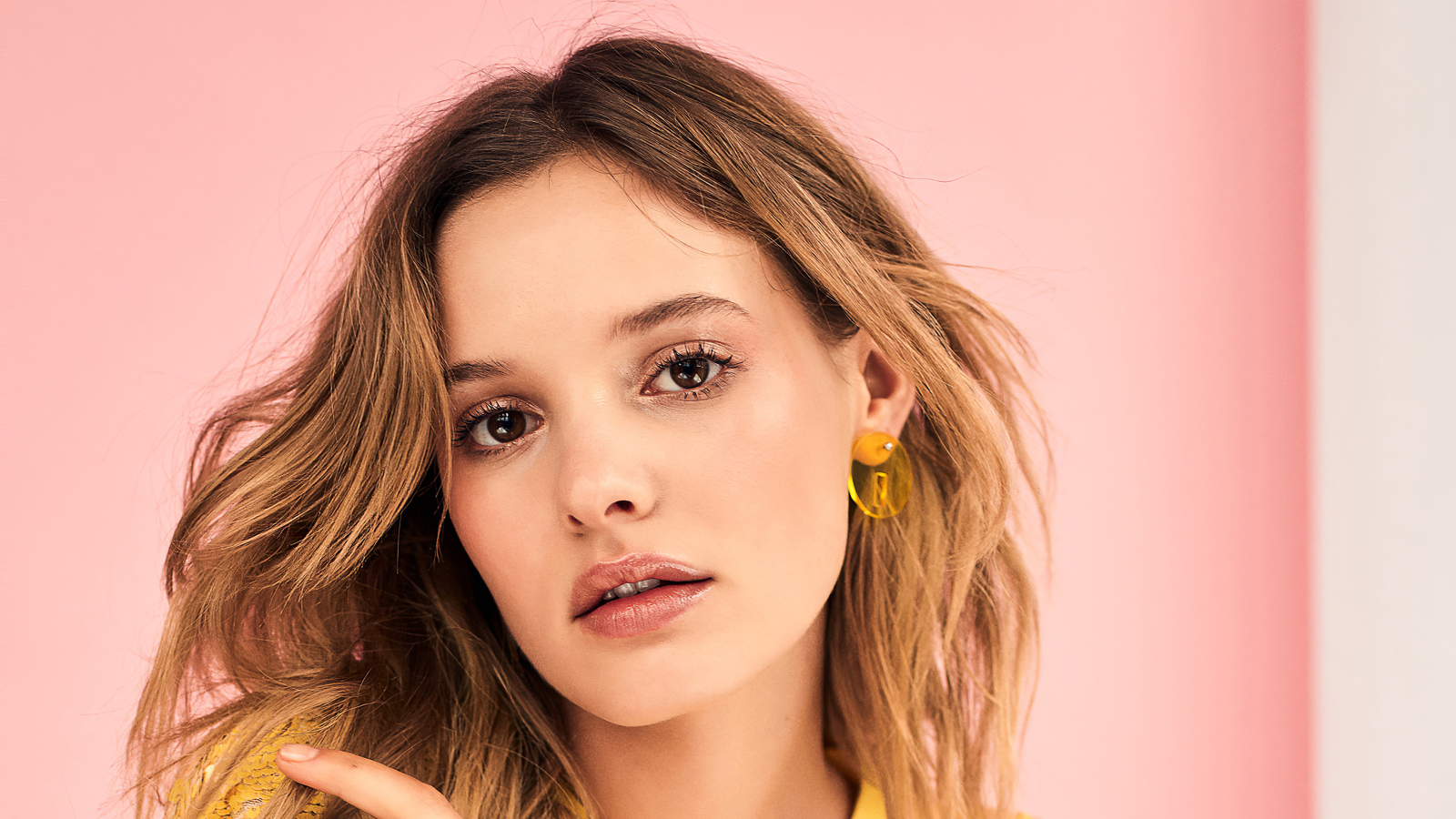 Модель Пейдж Рейфлер на розовом фоне