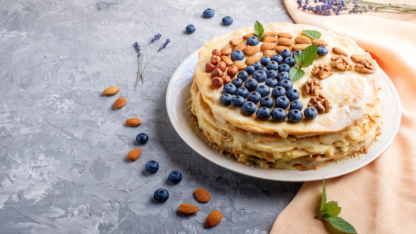 Торт из блинов с орехами и ягодами черники на Масленицу 2020