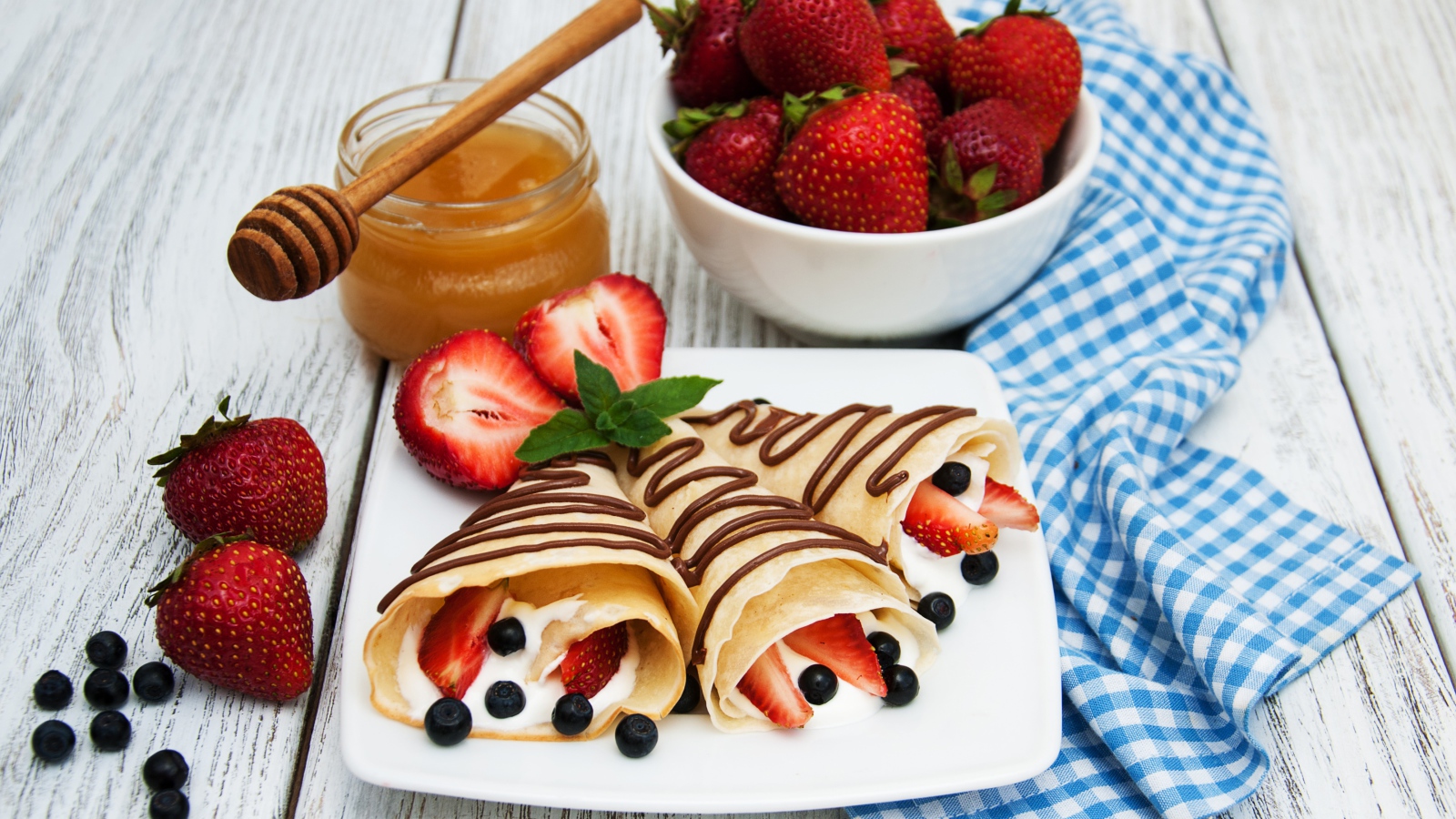 Блины со сметаной, ягодами черники и клубники на Масленицу