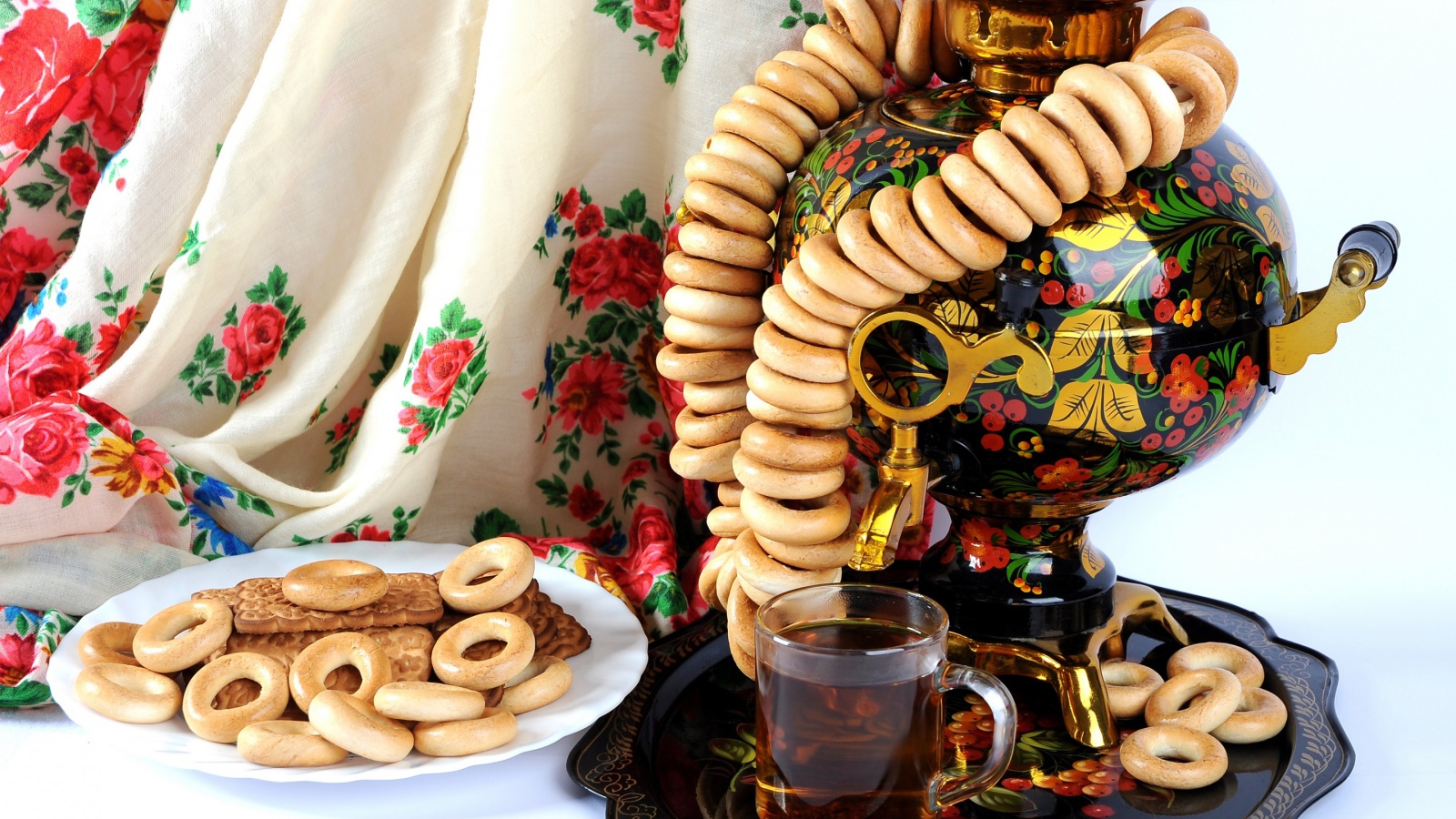 Самовар на столе с баранками и печеньем  на праздник Масленица 2020