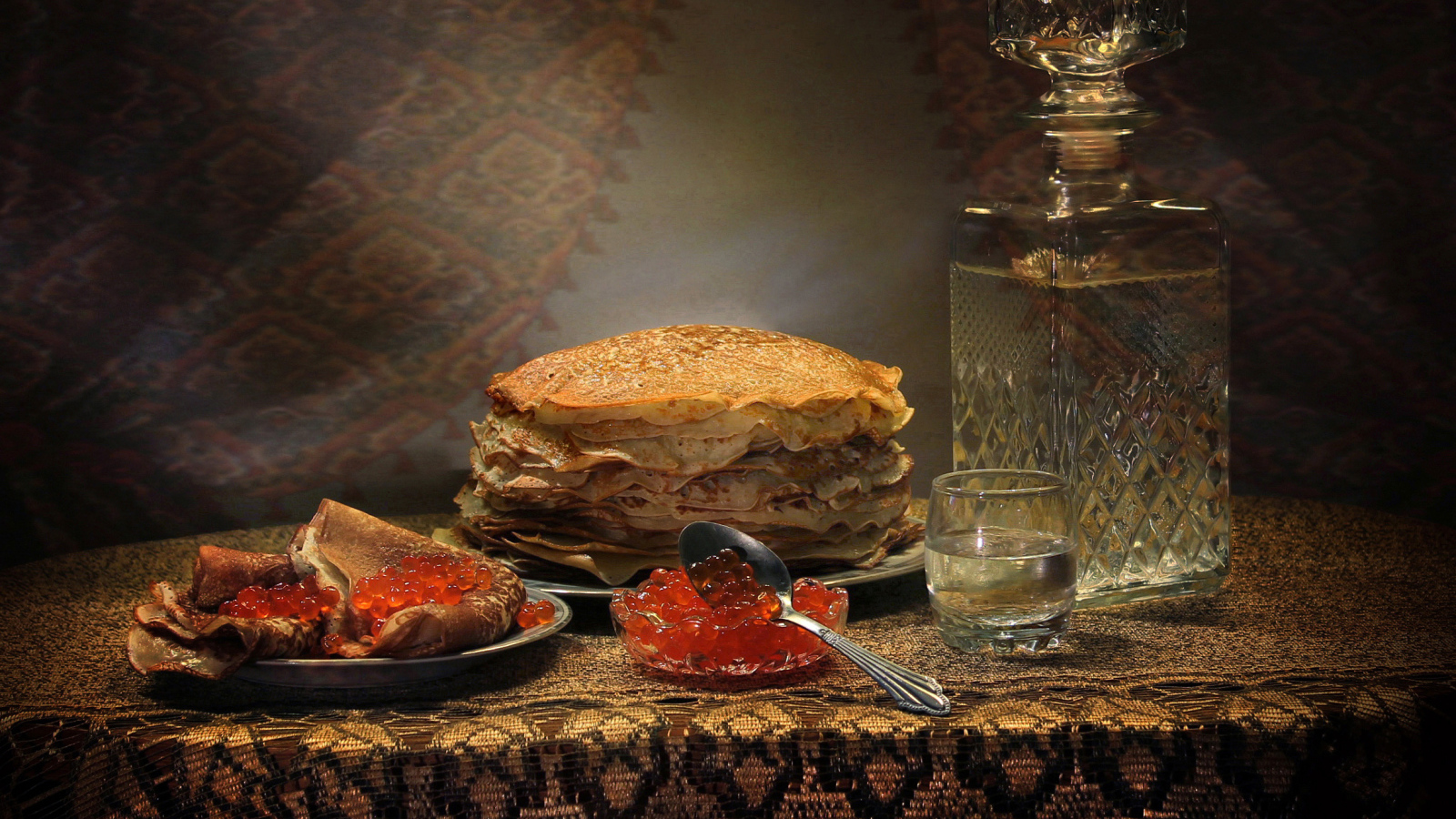 Водка и блины с красной икрой угощение на Масленицу 2020 