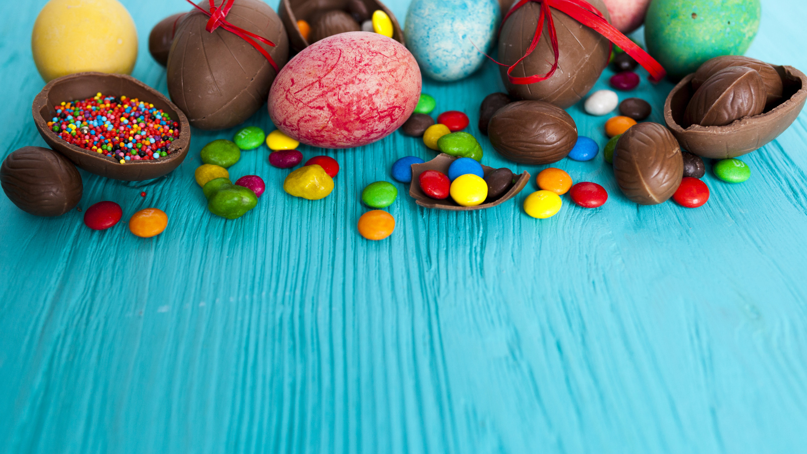 Шоколадные яйца и сладости на праздник Пасха