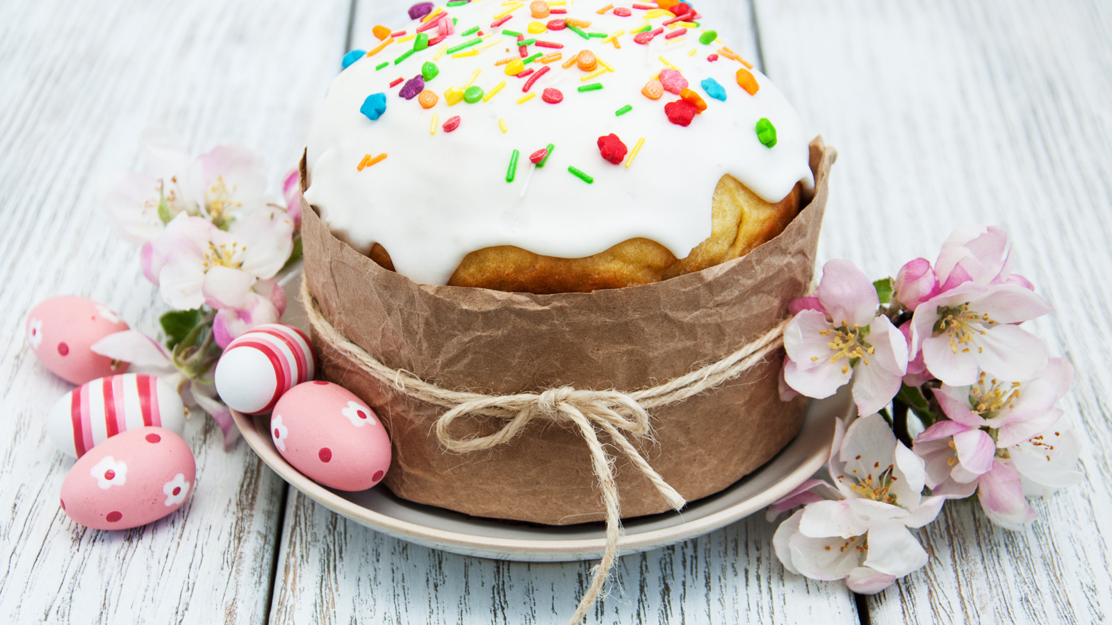 Вкусный кулич с глазурью на Светлый праздник Пасха