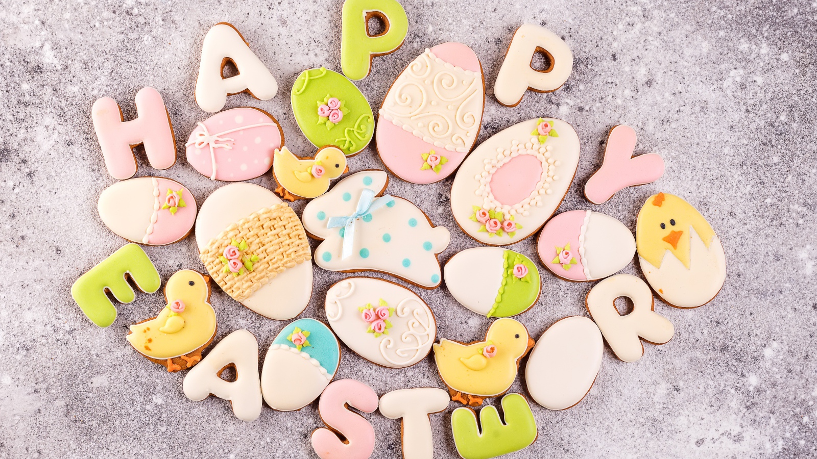 Печенье Счастливой Пасхи на сером столе