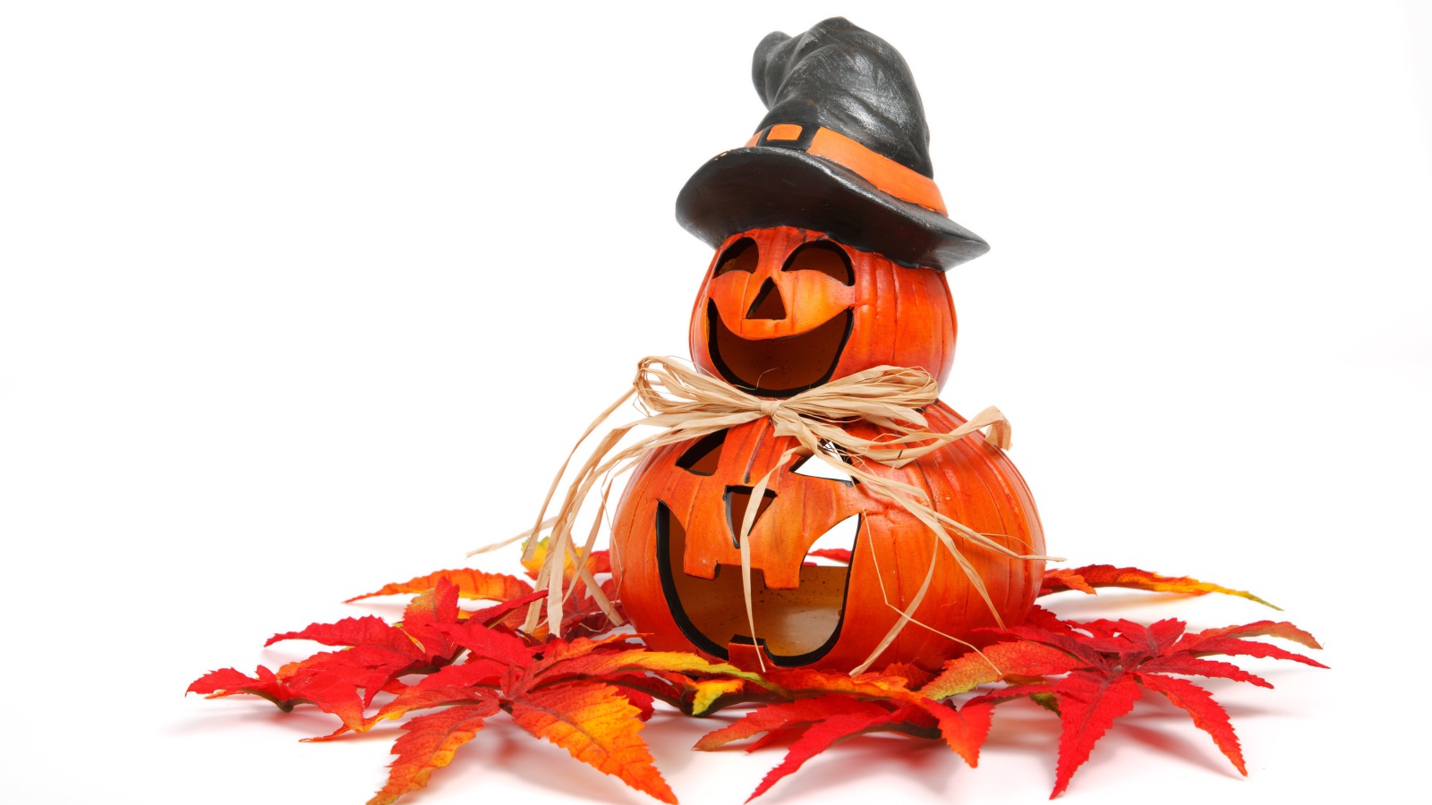 Статуэтка тыквы на белом фоне с листьями на праздник Хэллоуин