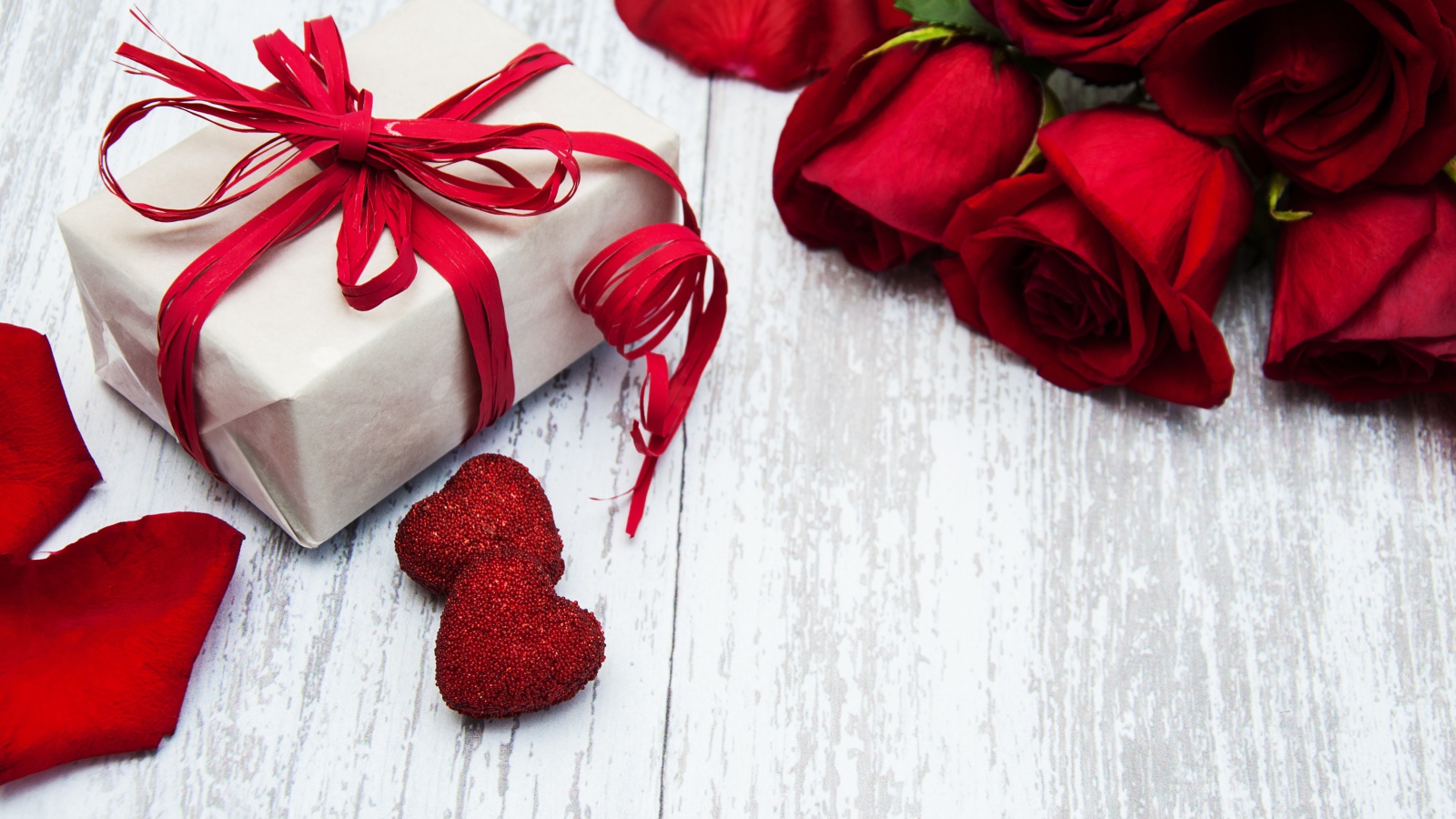 Красивый букет роз и подарок для любимой на 8 марта