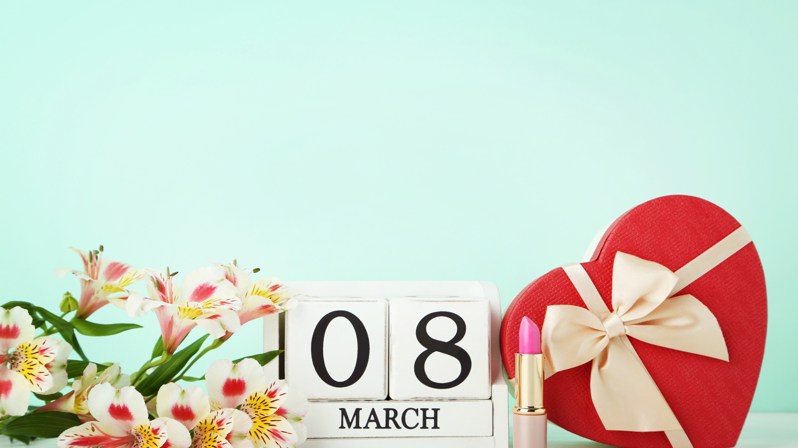 Альстромерия и подарок на голубом фоне на 8 марта