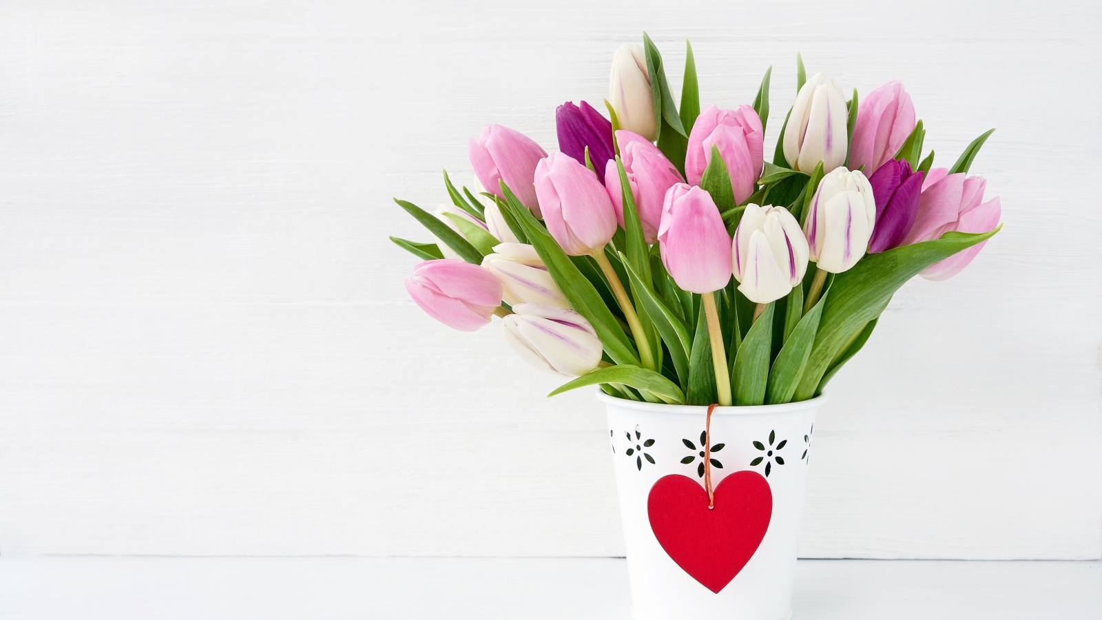 Букет тюльпанов в вазе и сердечко для любимой