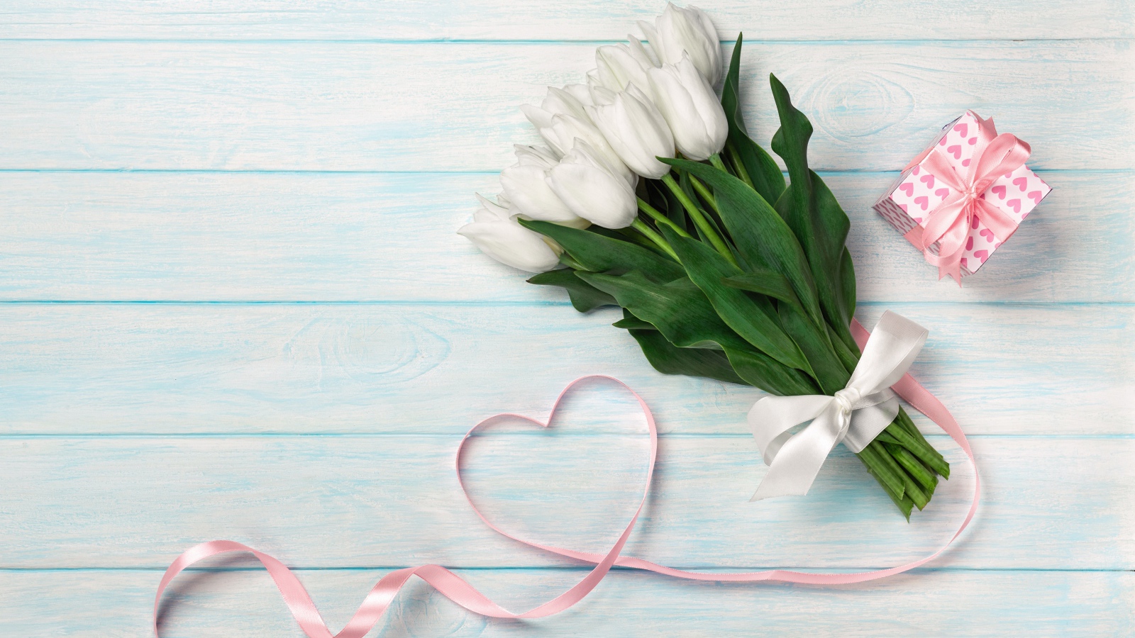 Букет белых тюльпанов, розовая лента и подарок на 8  марта