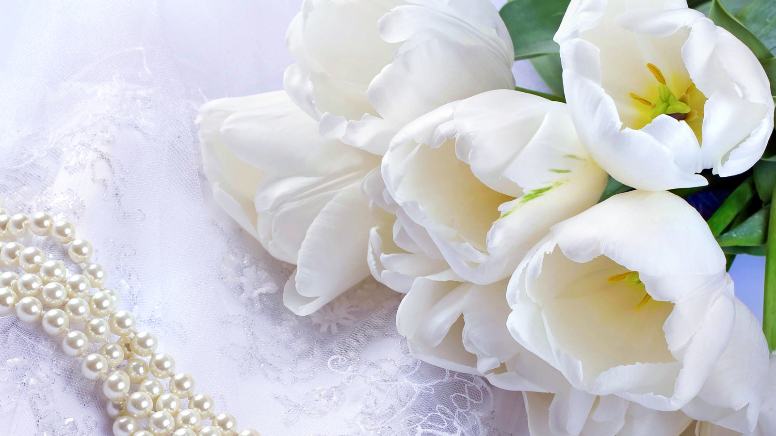 Букет белых тюльпанов с жемчужными бусами на 8 марта