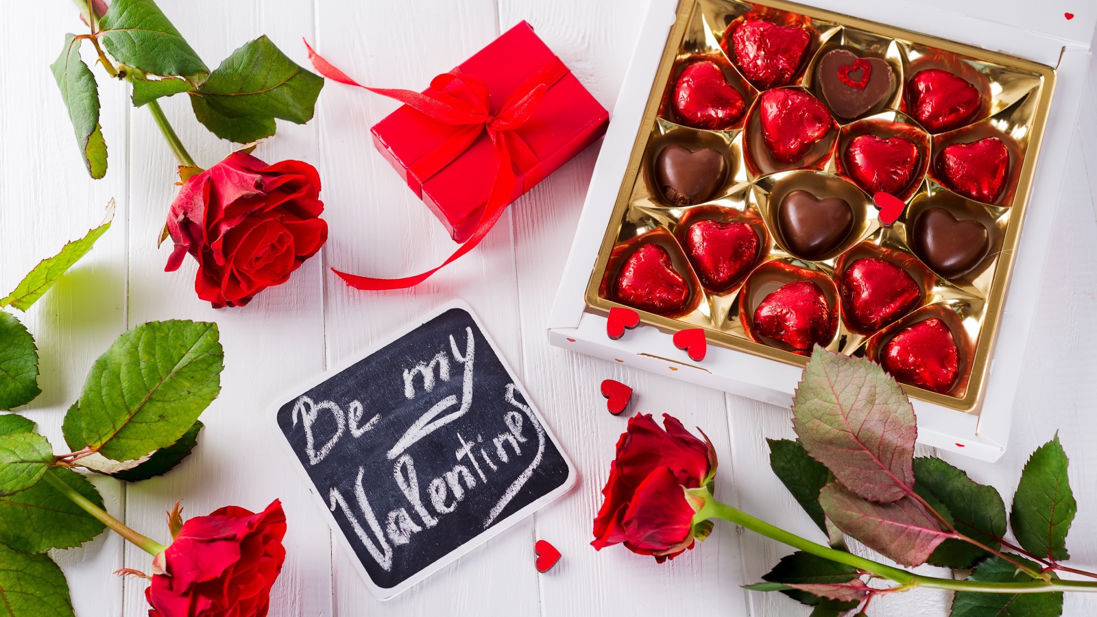 Коробка конфет с цветами розы и подарком на День Святого Валентина