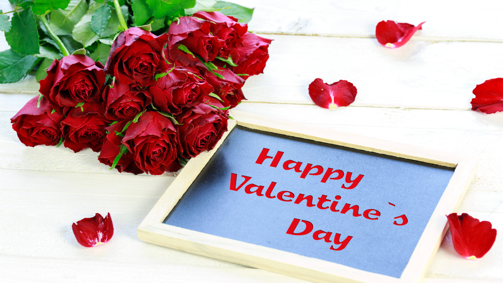 Рамка и букет роз на столе на День Святого Валентина