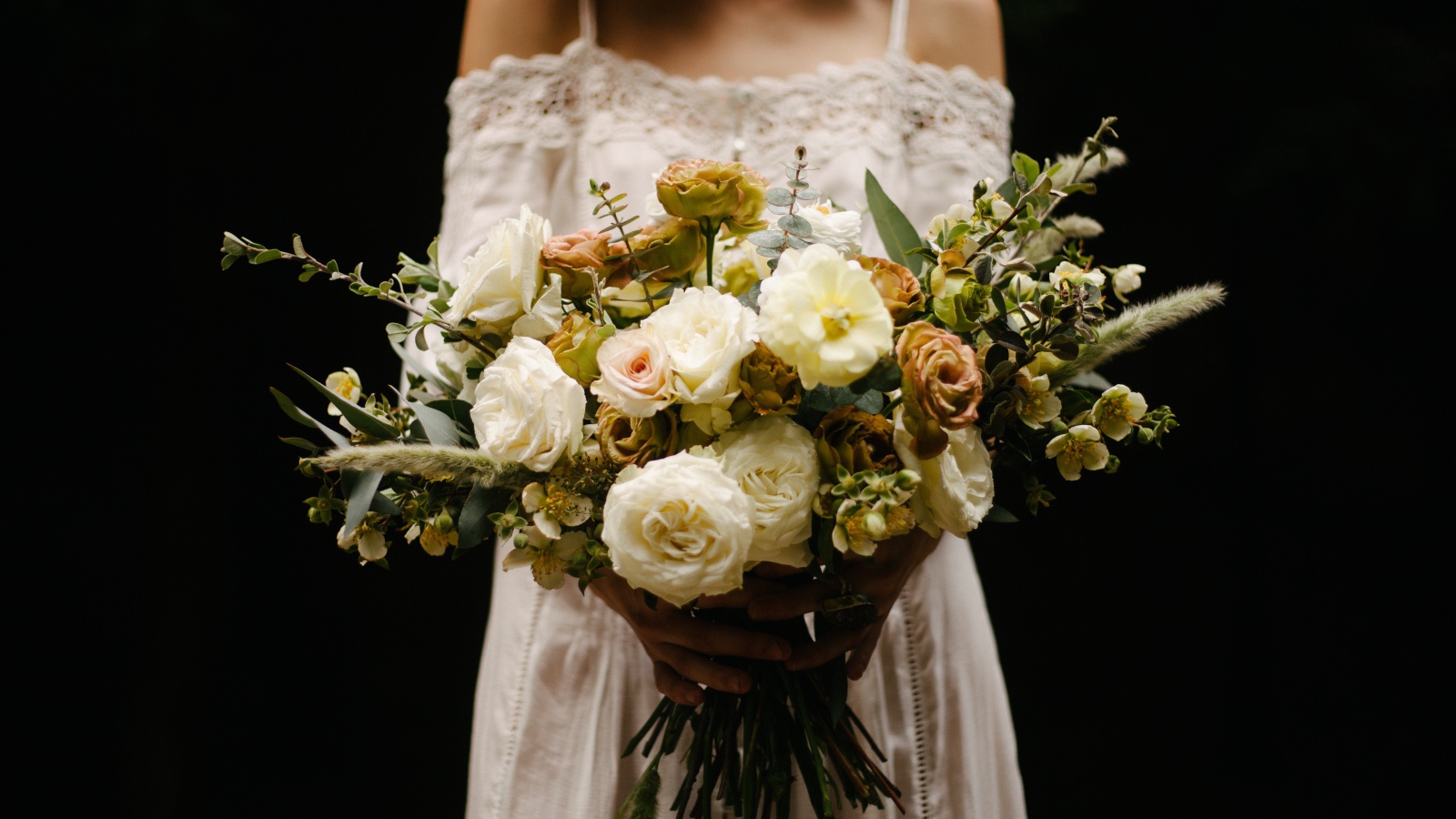 Красивый букет у девушки невесты на черном фоне 
