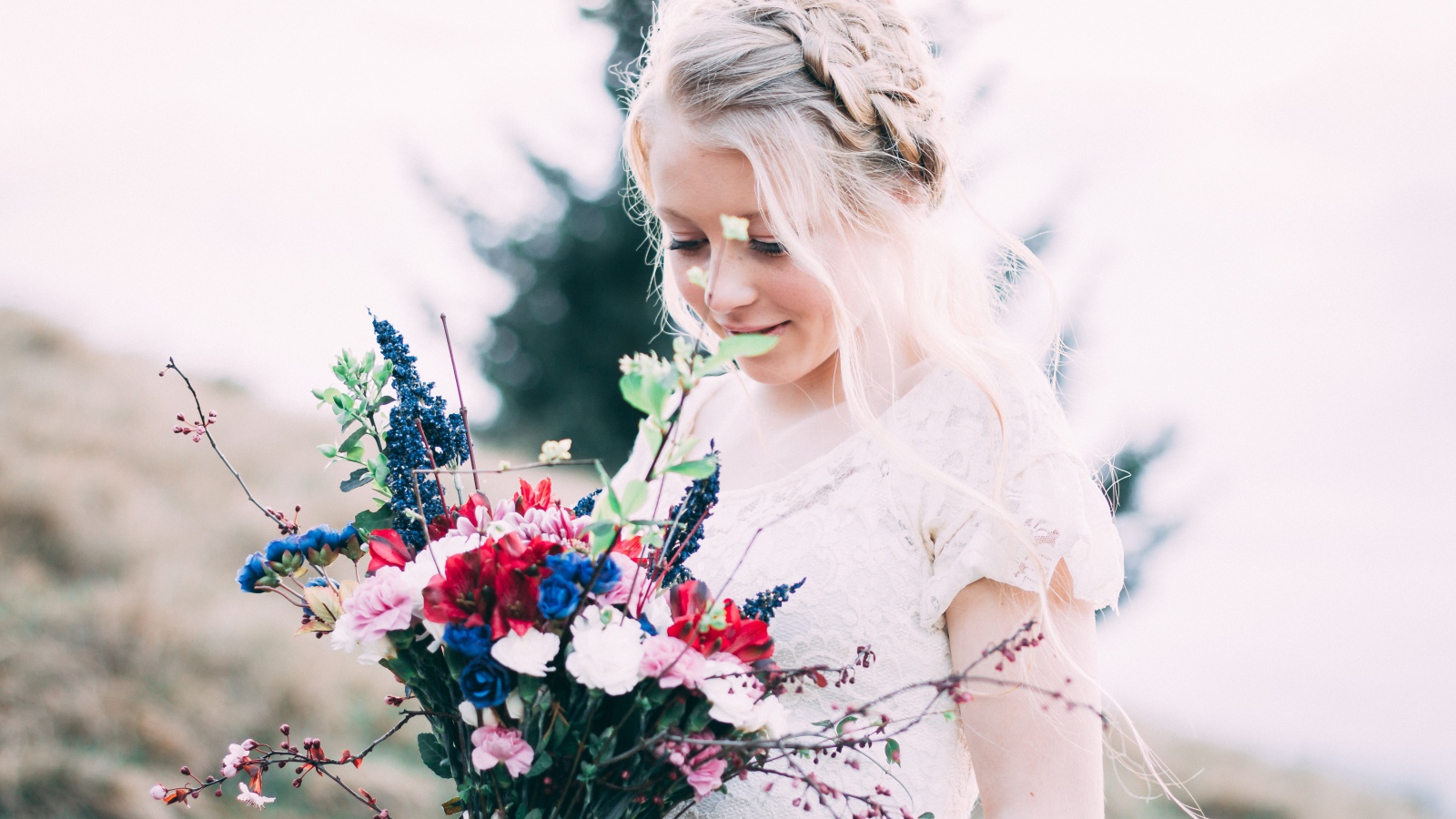 Красивая девушка невеста со свадебным  букетом в руках