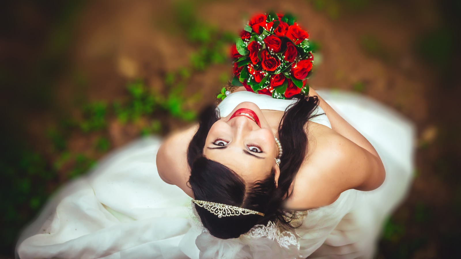 Улыбающаяся девушка невеста с букетом красных роз