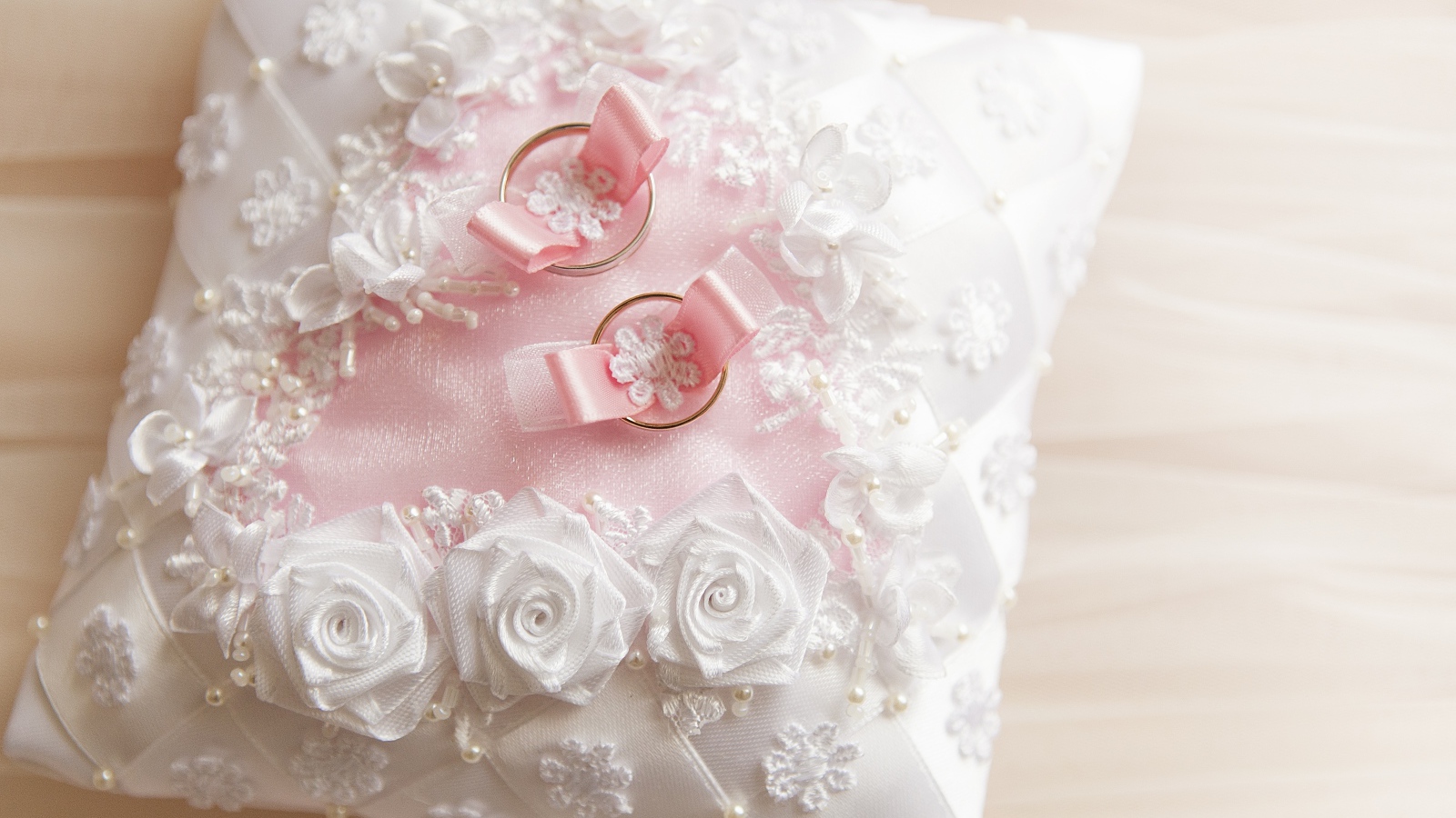 Свадебная подушечка с золотыми обручальными кольцами