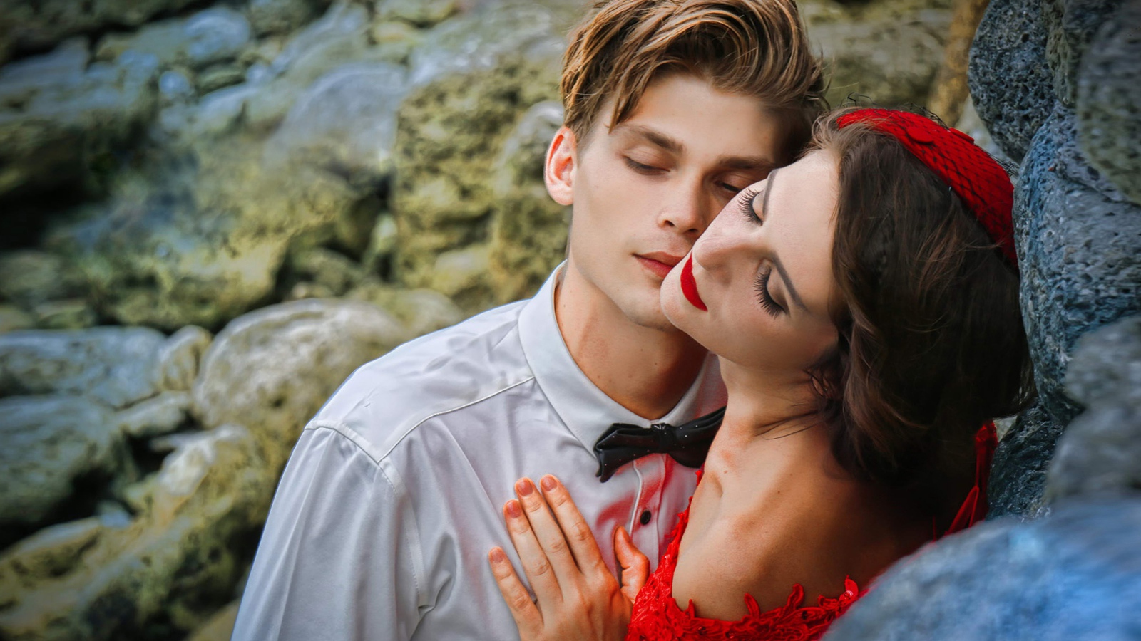 Красивая влюбленная пара стоит у камней