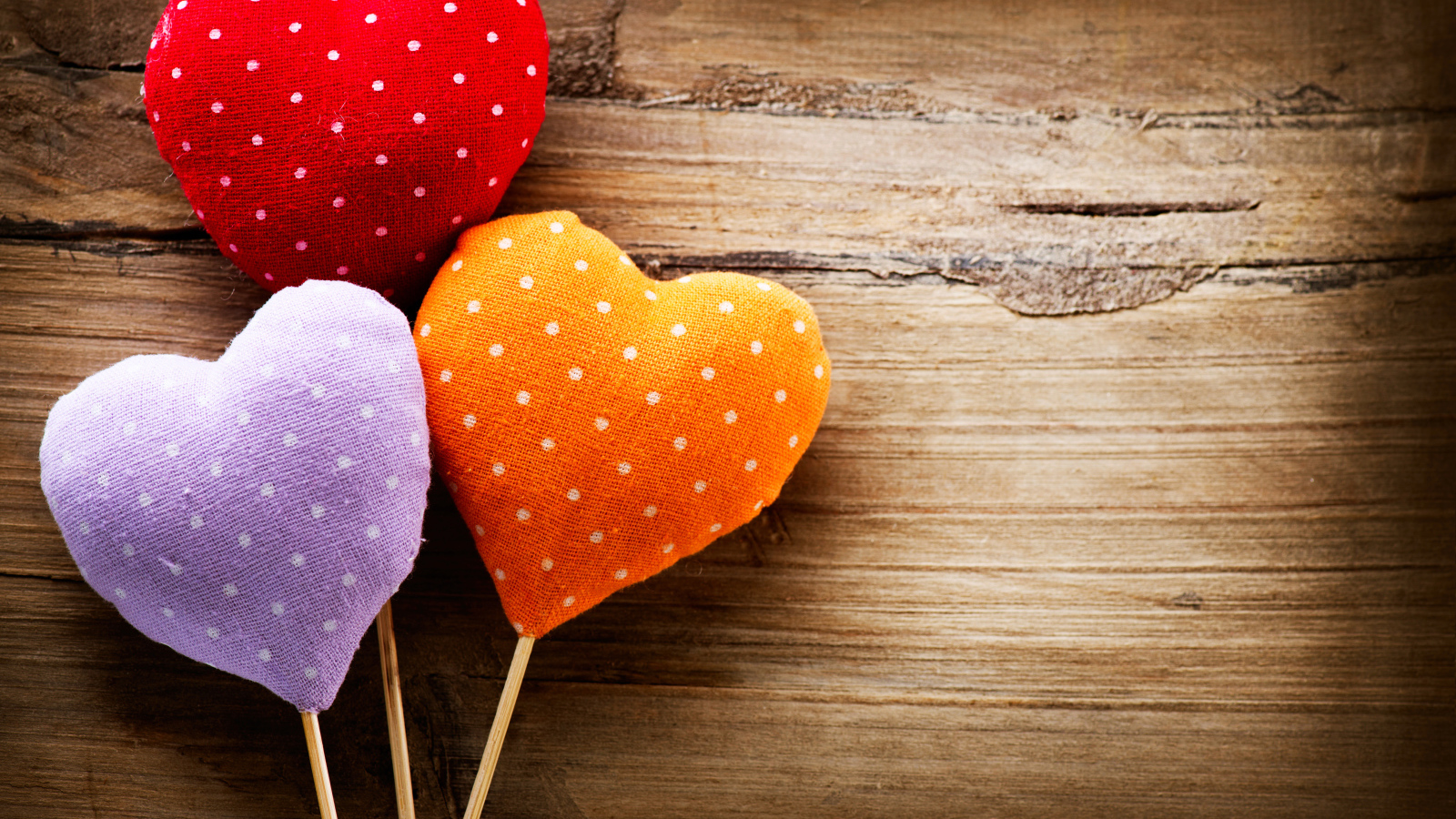 Сердечки из ткани на деревянных палочках