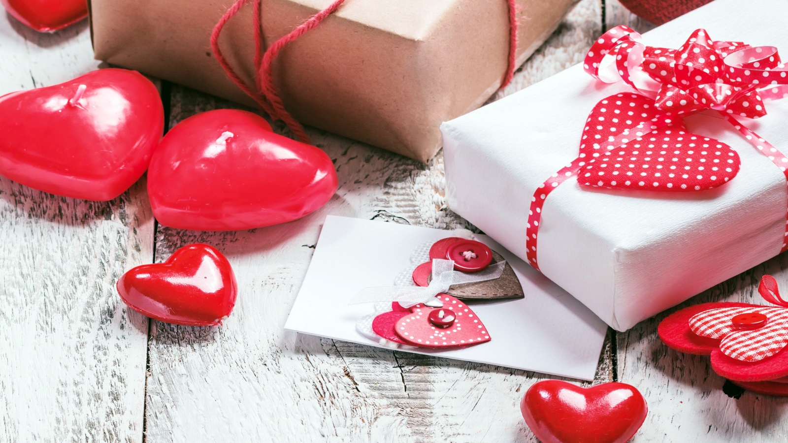 Подарки с сердечками на столе 