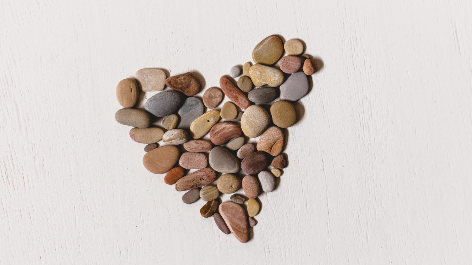 Сердце из камней на белом фоне