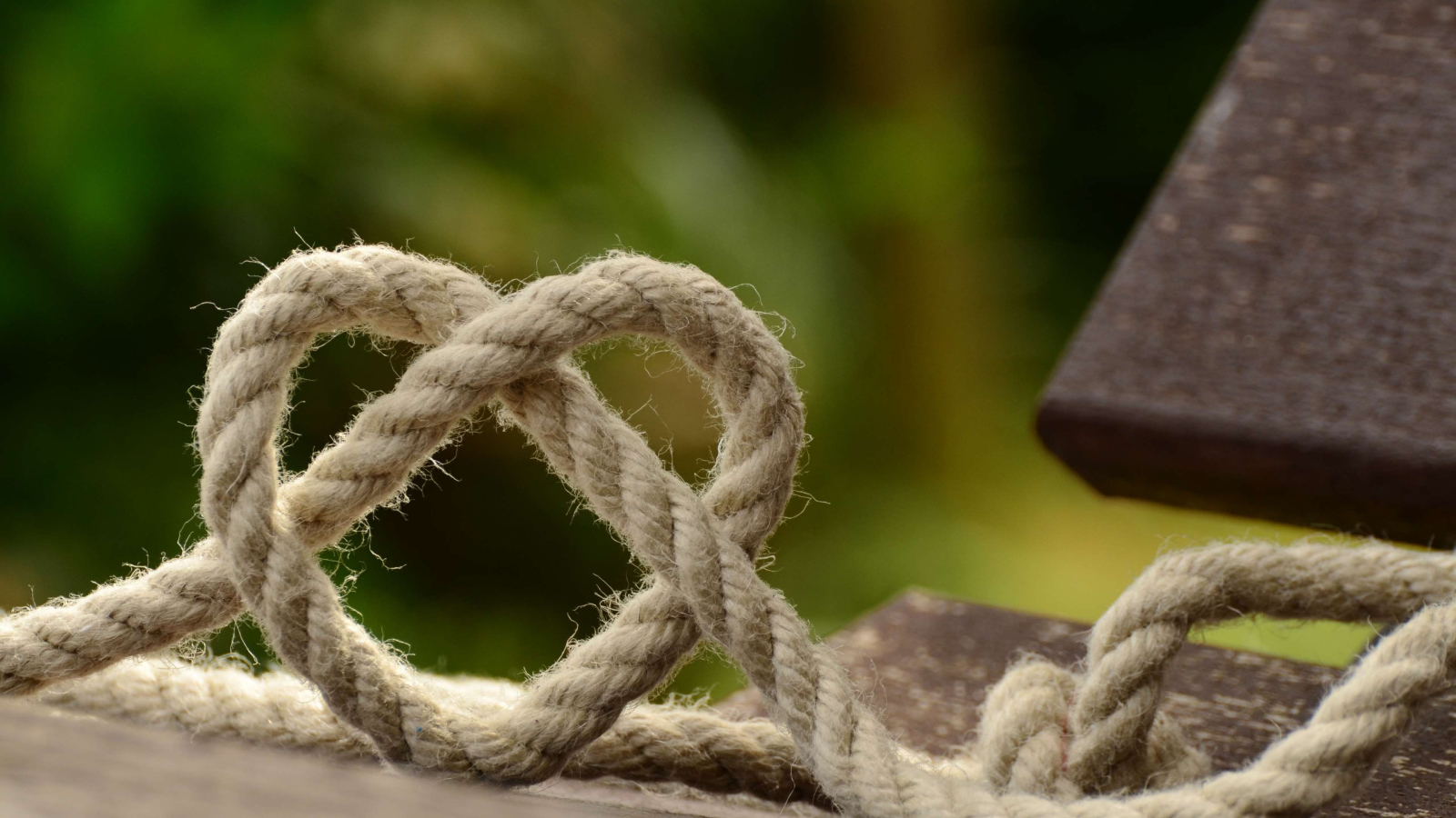 Сердце из бечевки на лавке 