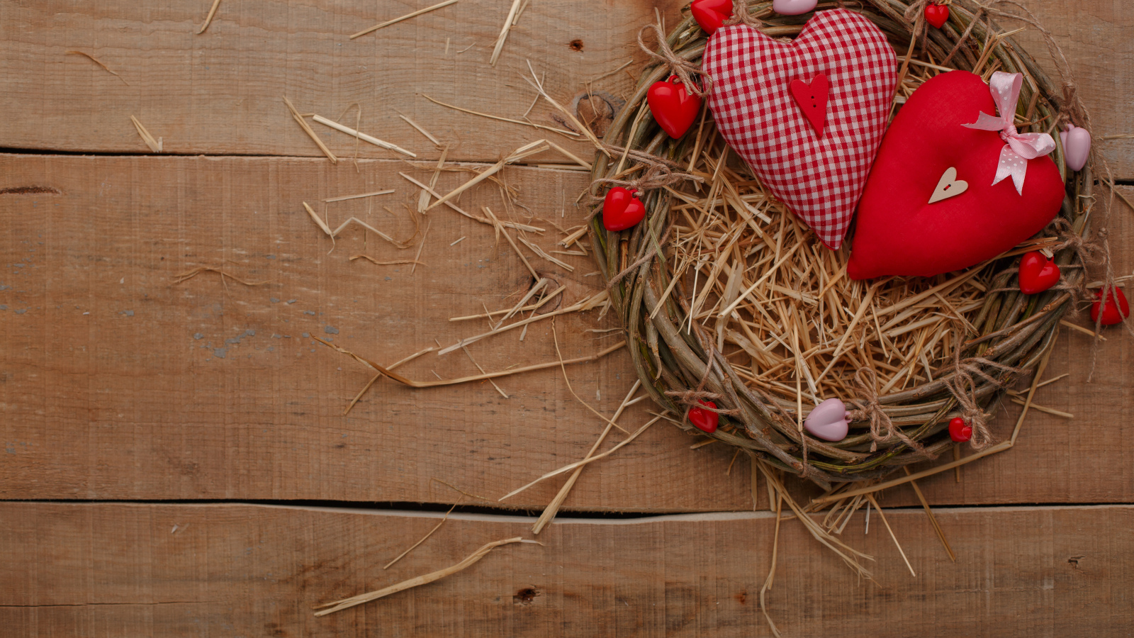 Два сердца из ткани на столе в гнезде 
