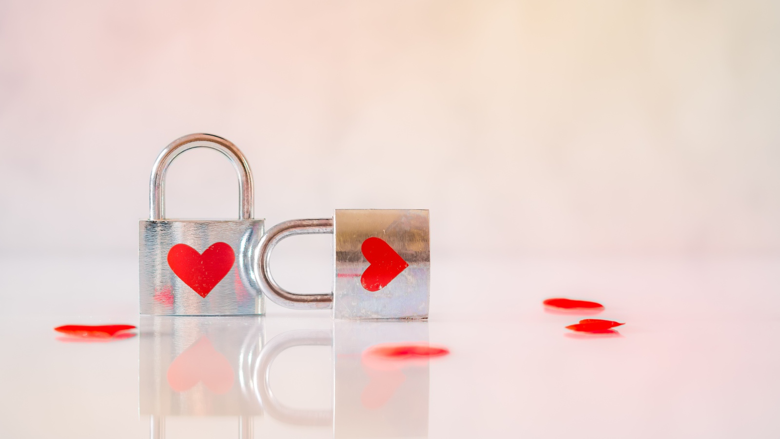 Два замка для влюбленных с красными сердечками