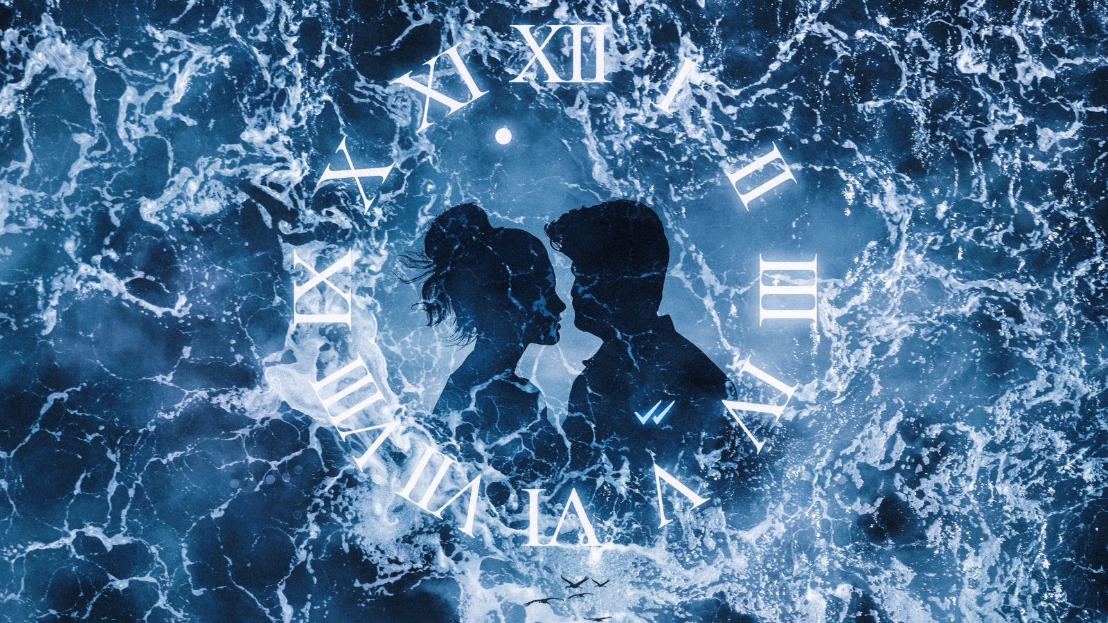 Часы с влюбленной парой на фоне воды