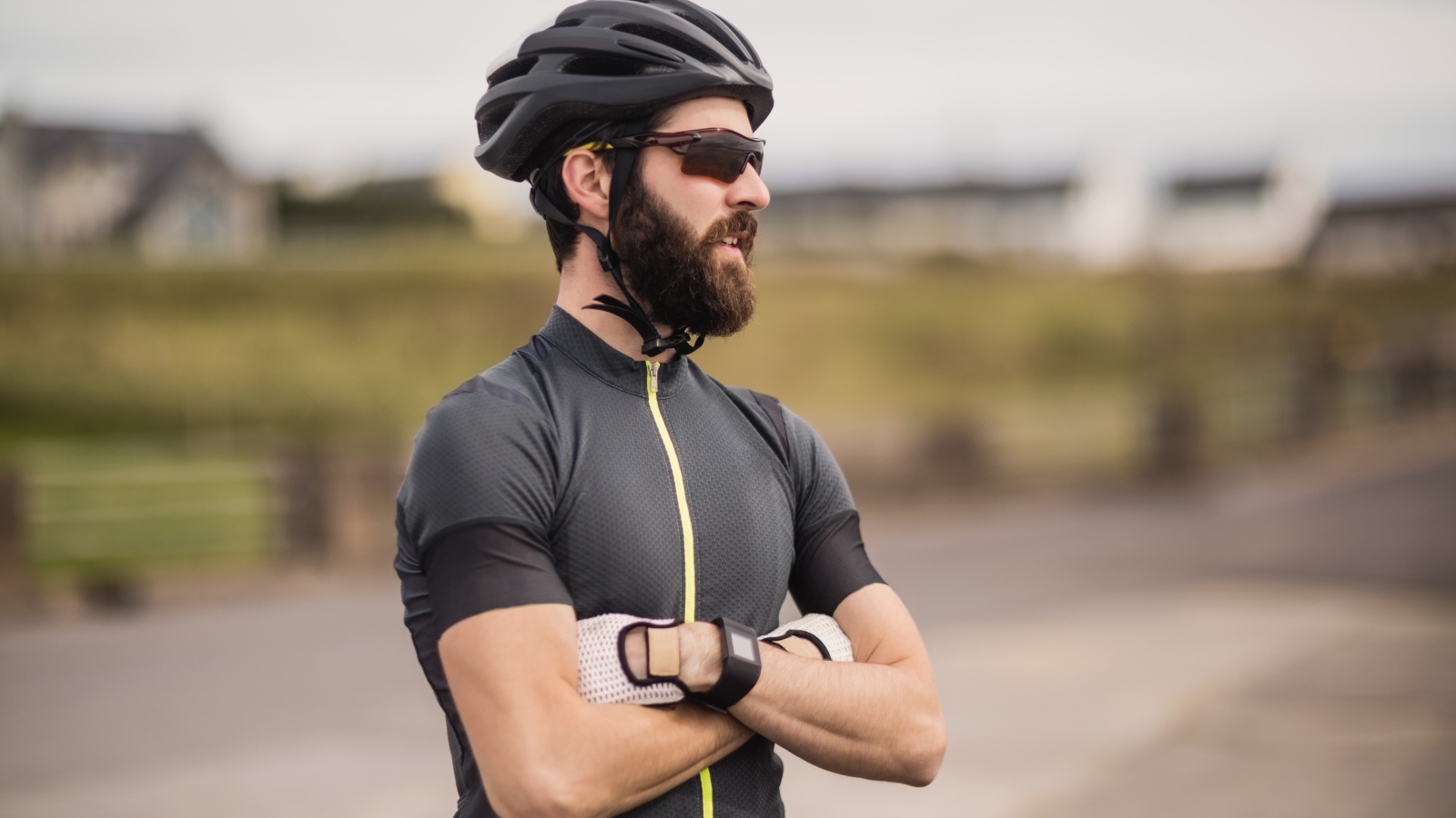 Мужчина велосипедист в черном шлеме 