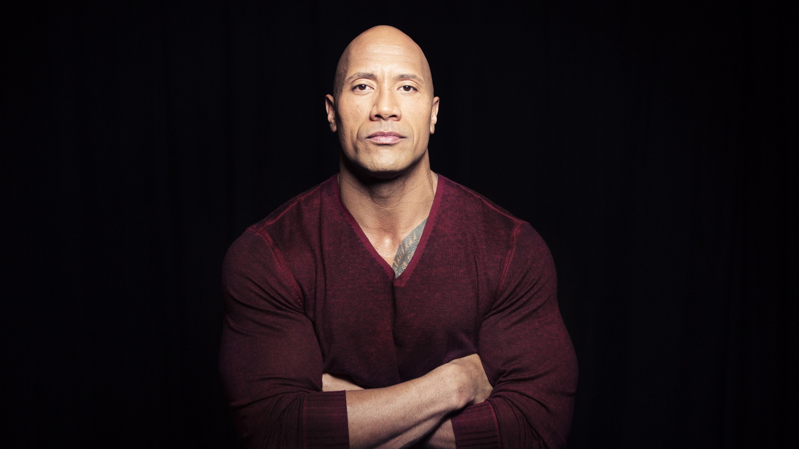 Актер Дуэйн Джонсон на черном фоне